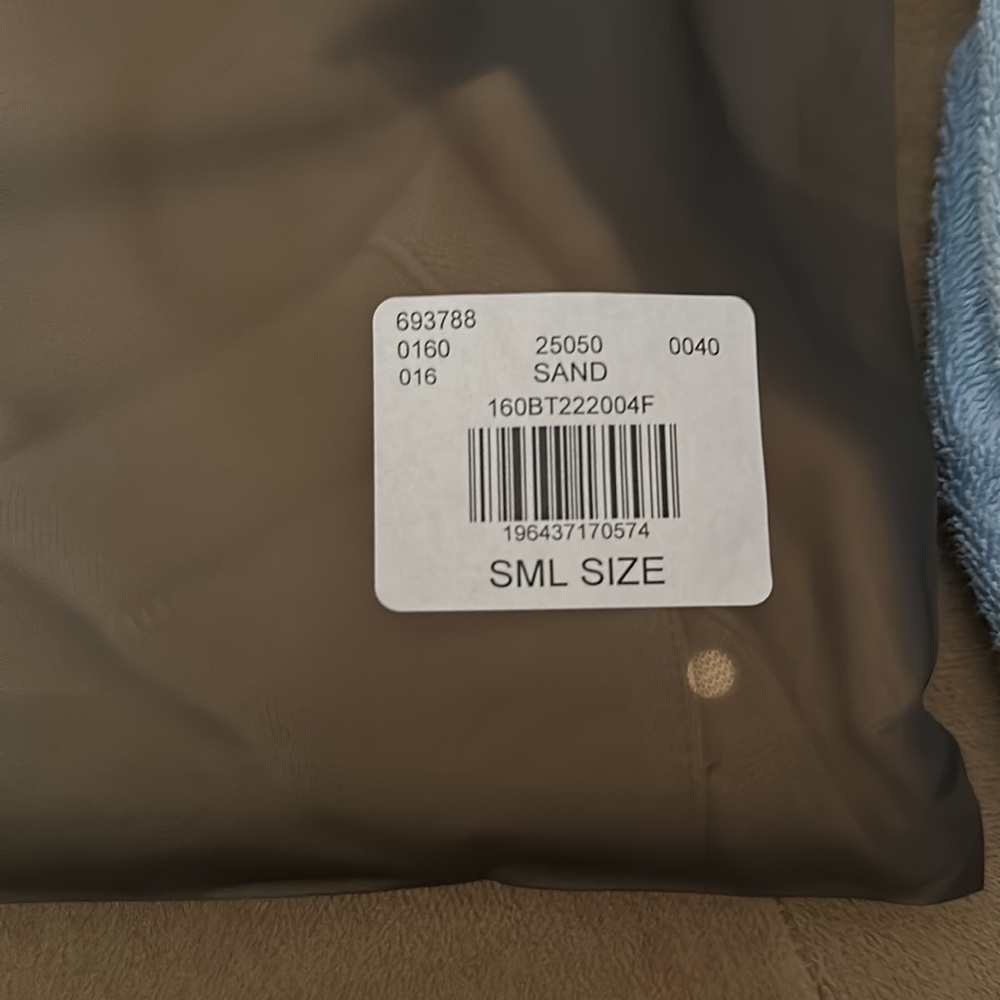 Essential Shorts - Picture 4 of 7